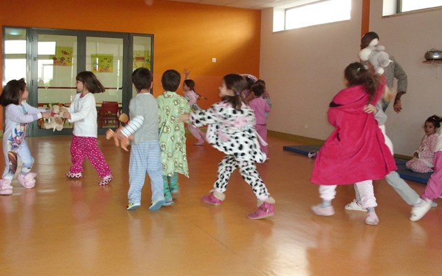 A mascote do projeto S.O.S Miminhos visitou os meninos do CEDI "Porta Mágica"